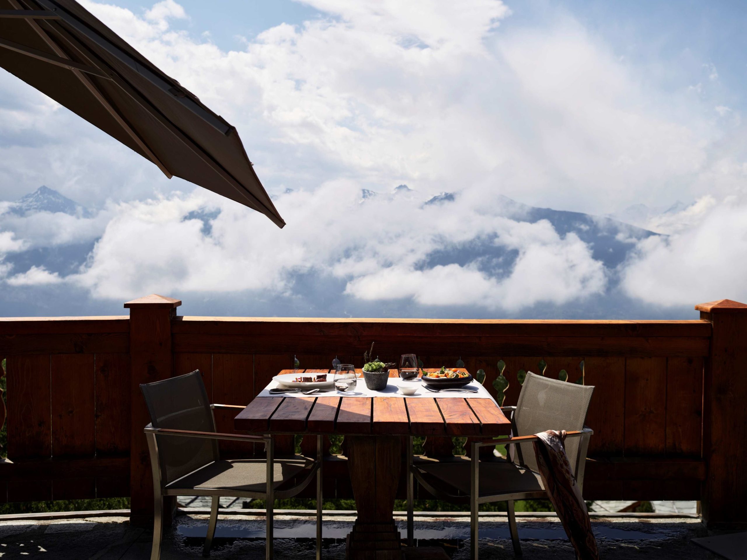 Terrasse avec vue au LeCrans Hôtel & Spa