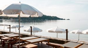 Moments de détente sur les transats du Surplage Hôtel, avec vue directe sur la mer