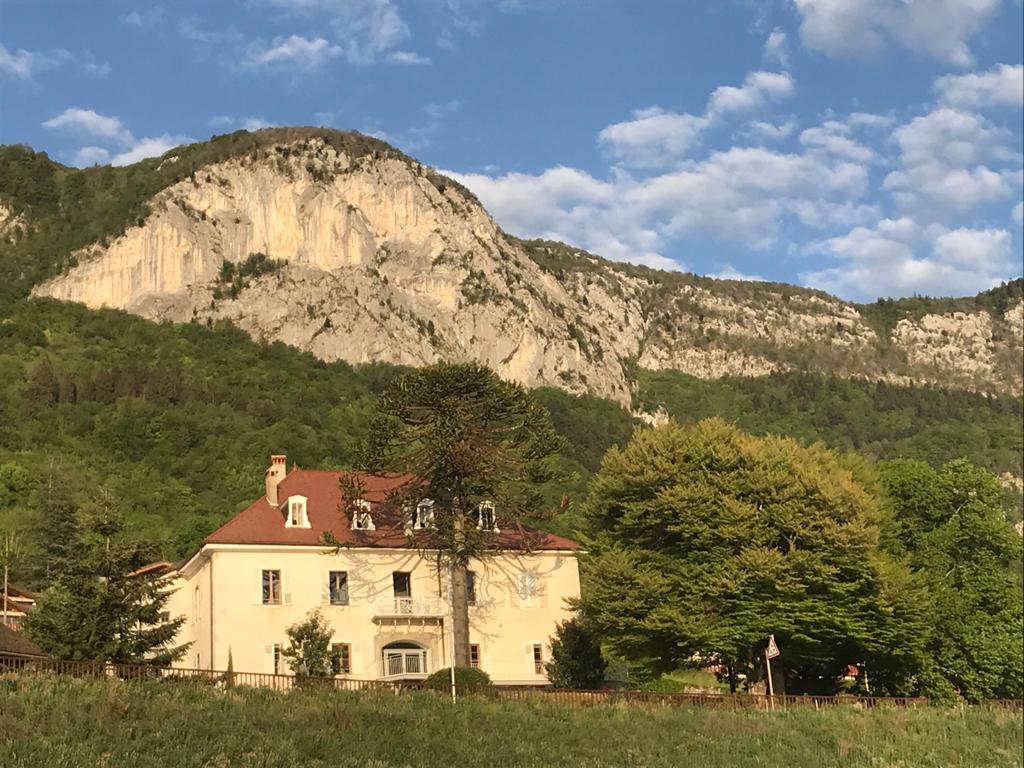 Vue depuis La Croix des Champs, une élégante demeure nichée au pied des montagnes, offrant un cadre idéal pour des séminaires et événements professionnels.