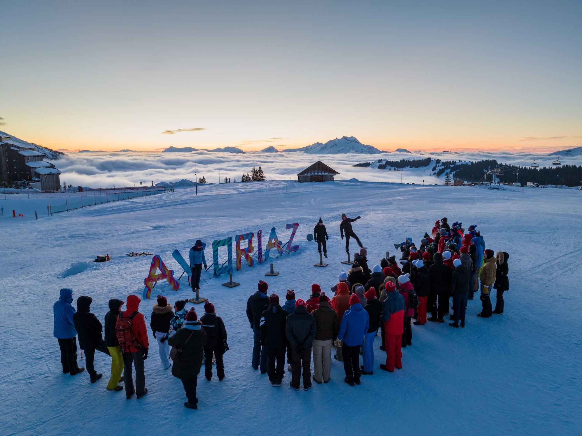 Team building en plein air : renforcez la cohésion de votre équipe dans un cadre naturel inspirant un séminaire dans les Alpes en hiver.

