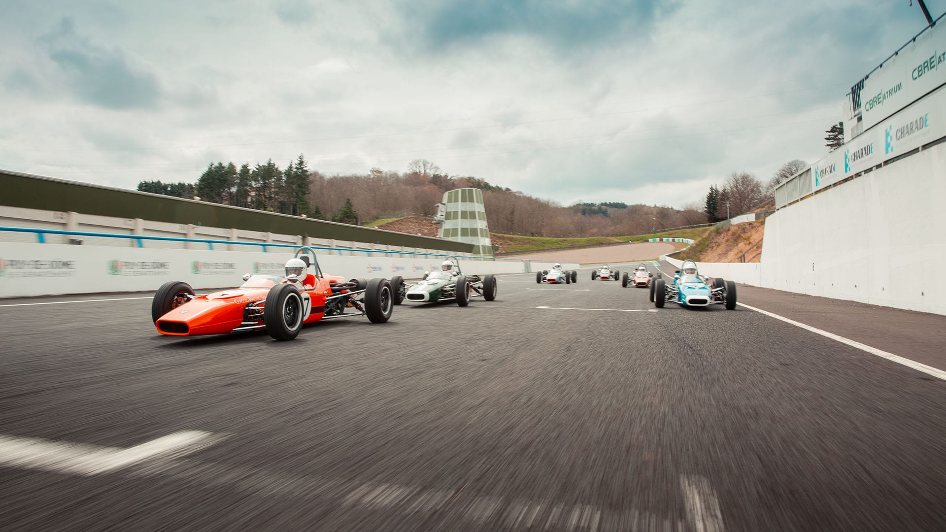 Course de voitures historiques sur le célèbre circuit de Charade, offrant une immersion unique dans le monde des sports mécaniques au Classic Racing School.