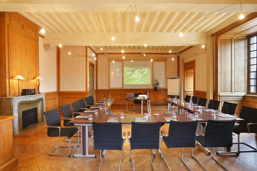 Salle de séminaire avec chaises et table pour une offre au château de Pizay