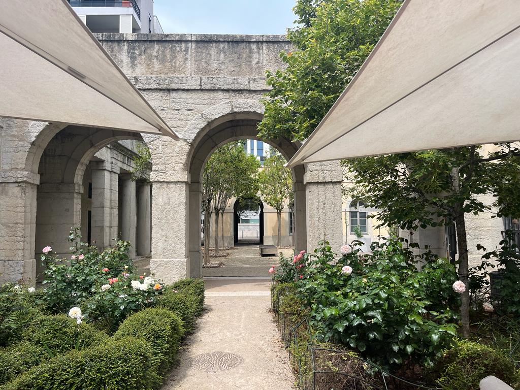 terrasse La Source Lyon arches en pierre cadre végétal extérieur