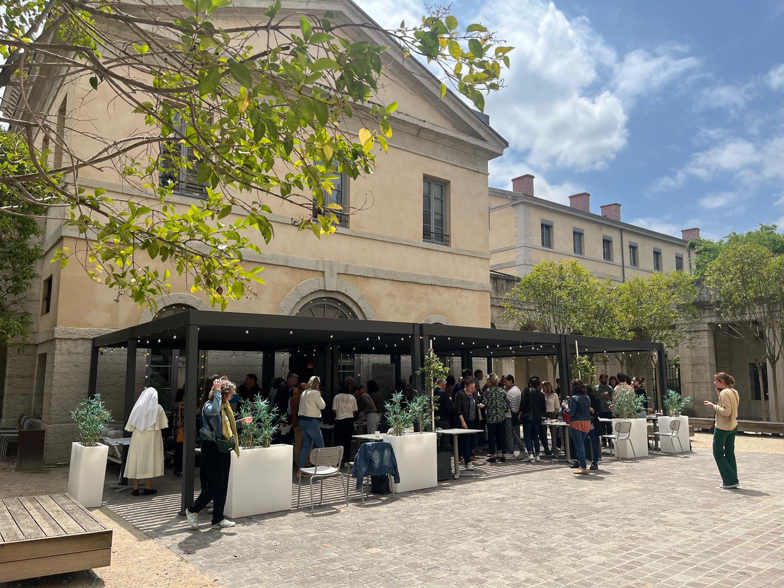 terrasse restaurant La Source Lyon repas extérieur ambiance conviviale