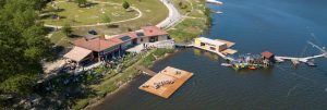 Un espace dédié aux loisirs nautiques et aux événements en plein air.