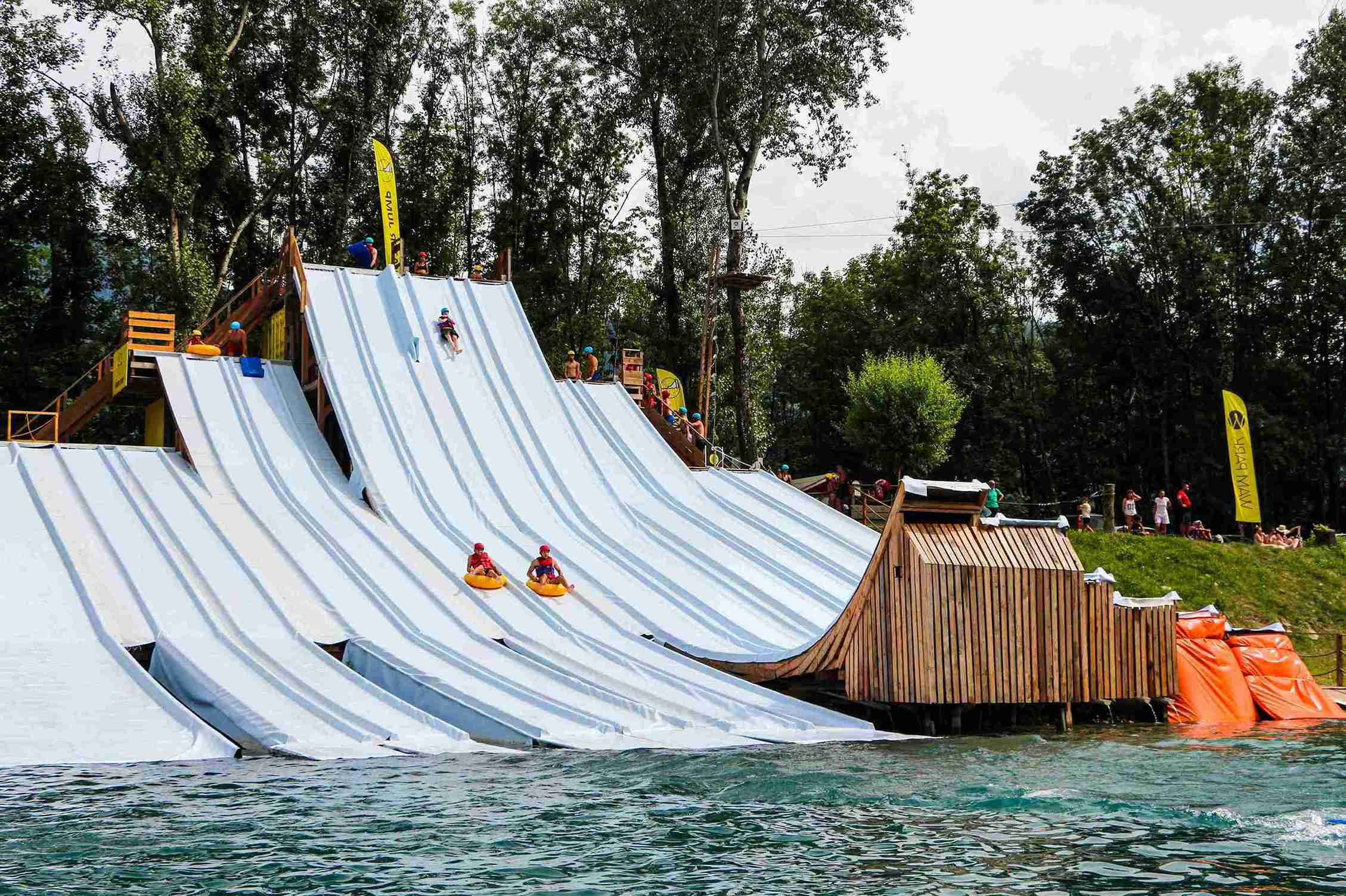 water jump wam park toboggan aquatique saut fun adrénaline